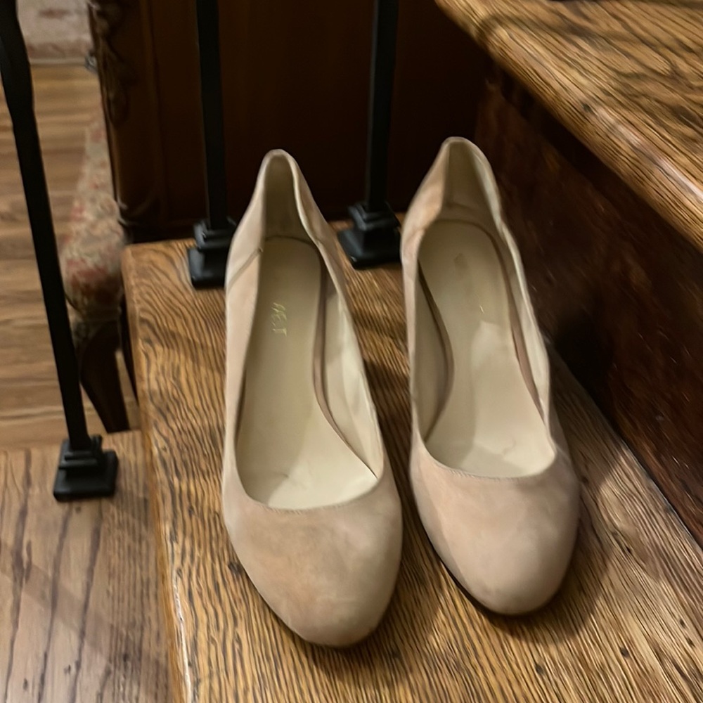 Sueded low heel block pump